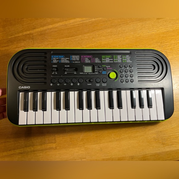 Casio SA-46 Keyboard - Portable Mini 100 Tones Black Green - Picture 1 of 5